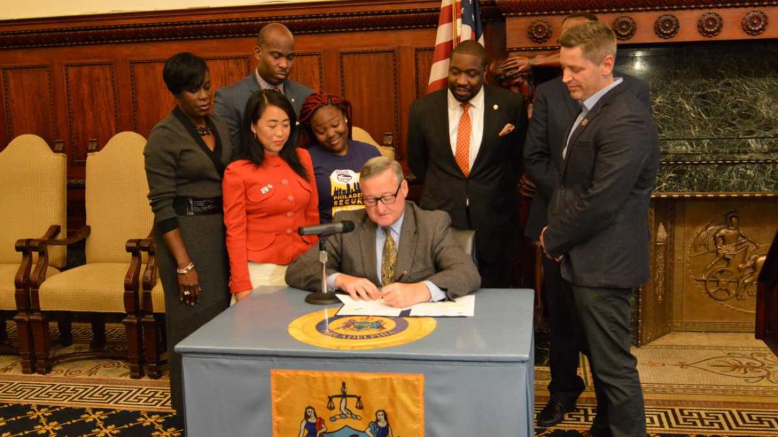 Mayor Kinney signs prevailing wage ordinance